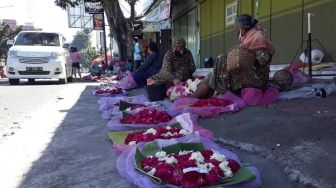 Pembeli Sepi, Nenek Penjual Bunga Tabur Kuburan di Solo Banting Harga