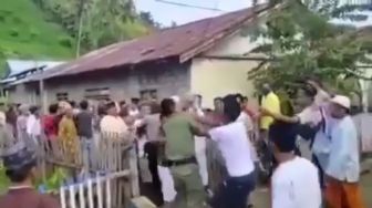 Viral Video Petugas Diamuk Warga, Diduga Larang Salat Idul Fitri Berjemaah