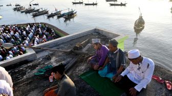 Umat muslim menunaikan Shalat Idul Fitri 1441 H di Masjid AL-Mabrur, Kenjeran, Surabaya, Jawa Timur, Minggu (24/5/2020). [ANTARA FOTO]
