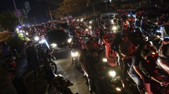 Pengendara terjebak kemacetan saat malam Idul Fitri 1 Syawal 1441 H di kawasan Kemayoran, Jakarta Pusat, Sabtu (23/5). [ANTARA FOTO/Sigid Kurniawan]