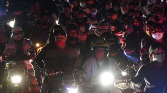 Pengendara terjebak kemacetan saat malam Idul Fitri 1 Syawal 1441 H di kawasan Kemayoran, Jakarta Pusat, Sabtu (23/5). [ANTARA FOTO/Sigid Kurniawan]