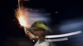 Warga menyalakan kembang api saat malam Idul Fitri 1 Syawal 1441 H di kawasan Kemayoran, Jakarta Pusat, Sabtu (23/5/2020). [ANTARA FOTO/Sigid Kurniawan]