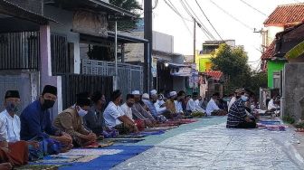 Salah Satu Masjid di Tangerang Selatan Ini Tetap Salat Id