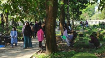 Lebaran Hari Kedua: Warga Bogor Ramai Berziarah ke Pemakaman