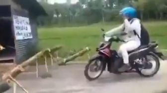 Viral Pengendara Honda Revo Diusir Pakai Meriam Bambu, Bikin Ngakak