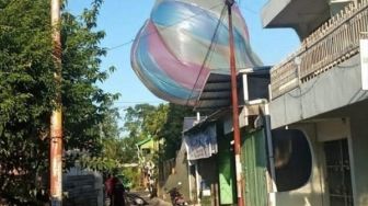 Balon Udara Berdiameter 2 Meter Jatuh ke Rumah Warga di Solo, Api Menyala