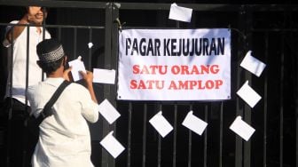 Warga Sidoarjo Tempel Amplop Lebaran di Pagar untuk Salurkan Bantuan