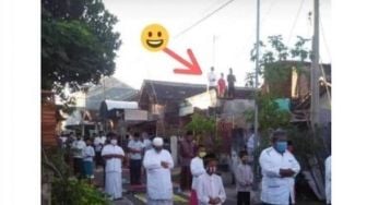 Viral Orang Salat Berjemaah di Atap Rumah, Tuai Sindiran Nyelekit