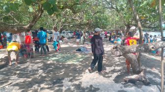 Tak Peduli Ada Larangan, Pantai di Pandeglang dan Serang Ramai Dikunjungi