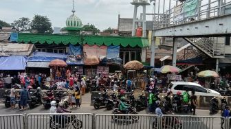 Masa PSBB, Harga Miring jadi Alasan Pasar Gembrong Ramai Diserbu Warga