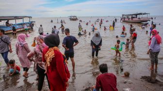 Wisatawan memadati kawasan wisata Pantai Tanjung Pasir, Kabupaten Tangerang, Banten, Selasa (25/5). [ANTARA FOTO/Fauzan]