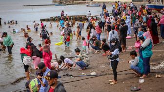 Wisatawan Padati Pantai Tanjung Pasir saat PSBB