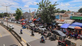 Suasana keramaian di Pasar Gembrong, Jakarta Timur, Selasa (26/5). [Suara.com/Alfian Winanto]
