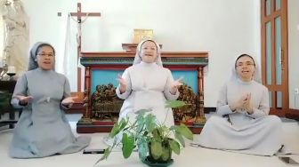 Terharu, Tiga  Biarawati Nyanyi Lagu Idul Fitri
