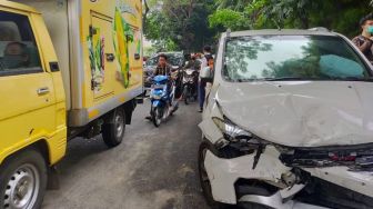 Ugal-ugalan sambil Mabuk, Sopir Agya Tabrakan Beruntun di TPU Tanah Kusir