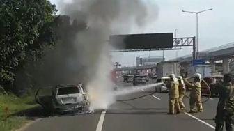 Sopir Mobil yang Terbakar di Tol Jakarta-Cikampek Selamat, Ini Identitasnya