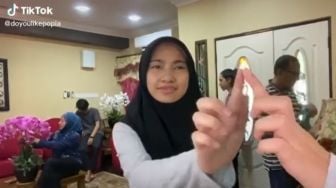 Lebaran di Rumah Aja, Viral Video Keluarga Ikuti Challenge Mirror TikTok