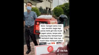 Viral Karyawan Pizza Hut Jualan di Pinggir Jalanan Jogja, Netizen: Salut!