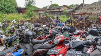 Pemulung beraktivitas di tempat penampungan Teluk Pucung, Bekasi, Jawa Barat, Rabu (27/5). [Suara.com/Alfian Winanto]