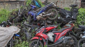 Bangkai sepeda motor bertumpuk di tempat penampungan Teluk Pucung, Bekasi, Jawa Barat, Rabu (27/5). [Suara.com/Alfian Winanto]