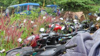 Pemulung beraktivitas di tempat penampungan Teluk Pucung, Bekasi, Jawa Barat, Rabu (27/5). [Suara.com/Alfian Winanto]