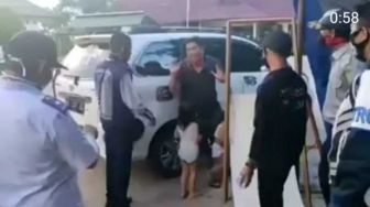 Ngeluh Tak Mampu Beli Susu, Pria Bermobil Serahkan Anaknya ke Petugas PSBB