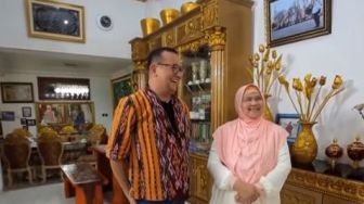 9 Potret Rumah Mewah Mamah Dedeh, Mirip Istana Berlapis Emas!