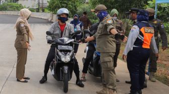 Transisi New Normal, Anies: Silakan Naik Motor Boncengan