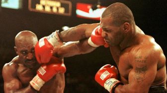 Wacana Duel Ketiga Lawan Mike Tyson, Holyfield Siap Jual Beli Pukulan