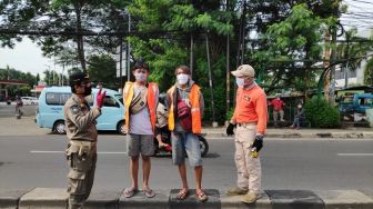 Petugas 'Nyanyur', Pelanggar PSBB Pilih Bayar Denda Ketimbang Nyapu Jalan