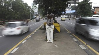 Perjuangan Pengamen Badut Kelinci Bertahan Hidup Ditengah Covid-19