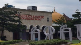 Ibadah Ramadhan di Masjid Raya Bandung Tetap Jaga Jarak Meski MUI Sudah Bolehkan Rapatkan Saf