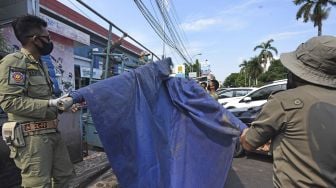 Sejumlah anggota Polisi Pamong Praja membongkar kios liar di Jalan Diponegoro Kota Serang, Banten, Jumat (29/5). [ANTARA FOTO/Asep Fathulrahman]