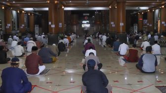 Warga mendengarkan khotbah shalat Jumat di Masjid Agung Al-Barkah, Bekasi, Jawa Barat, Jumat (29/5). [Suara.com/Alfian Winanto]
