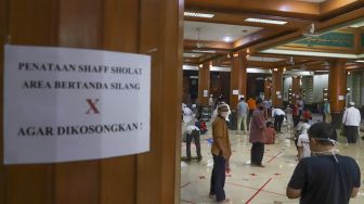 Warga melaksanakan shalat sunnah di Masjid Agung Al-Barkah, Bekasi, Jawa Barat, Jumat (29/5). [Suara.com/Alfian Winanto]