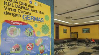 Poster berisi imbauan COVID-19 di ruang karantina pemudik di Gelanggang Remaja Pulogadung, Jakarta Timur, Jumat (29/5). [Suara.com/Alfian Winanto]