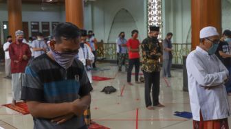 Warga beribadah shalat Jumat dengan menerapkan jarak fisik atau physical distancing di Masjid Agung Al-Barkah, Bekasi, Jawa Barat, Jumat (29/5). [Suara.com/Alfian Winanto]