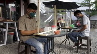 Warung Kopi di Makassar Terapkan Protokol Kesehatan