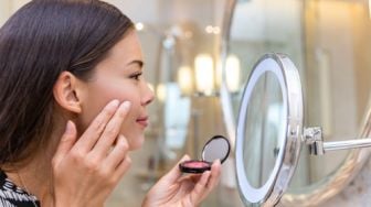 Viral Makeup Hacks Baru, Cara Mudah Pakai Blush On biar Hasilnya Natural Optimal