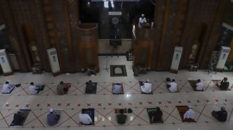 Warga beribadah shalat Jumat dengan menerapkan jarak fisik atau physical distancing di Masjid Agung Al-Barkah, Bekasi, Jawa Barat, Jumat (29/5). [Suara.com/Alfian Winanto]