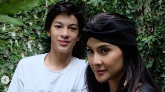 Seperti Adik Saja, 5 Potret Maudy Koesnaedi Bareng Putra Gantengnya