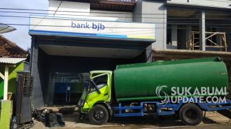 Truk Tabrak Pagar BJB Jampang Kulon Sukabumi