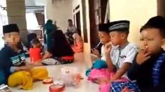 Viral Video Sekelompok Bocah Asyik Merokok di Depan Orang Dewasa