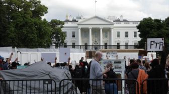 Demo Pecah di Luar Gedung Putih, Tuntut Kematian George Floyd