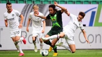 Hujan Kartu, Wolfsburg Dipermalukan Eintracht Frankfurt di Volkswagen Arena