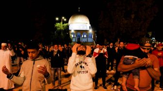 Umat Islam Palestina bersujud di kompleks Masjid Al-Aqsa di Yerusalem, Minggu (31/5). [AFP Photo]
