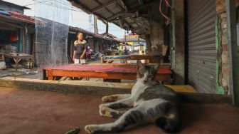 Pedagang beraktivitas di Pasar Cisalak, Depok, Jawa Barat, Minggu (31/5). [Suara.com/Alfian Winanto]