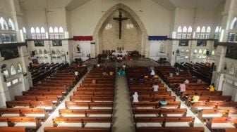 Umat Katolik mengikuti ibadah Misa Minggu dengan berjaga jarak fisik di Gereja Katedral, Palangkaraya, Kalimantan Tengah, Minggu (31/5).  [ANTARA FOTO/Makna Zaezar]