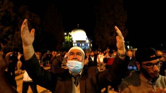 Umat Islam Palestina berdoa di kompleks Masjid Al-Aqsa di Yerusalem, Minggu (31/5).  [AFP Photo]

