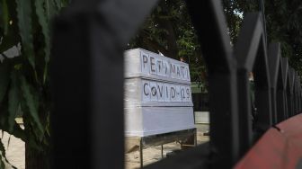 Peti mati Covid-19 di halaman Kantor Kecamatan Sawangan, Depok, Jawa Barat, Senin (1/6).[Suara.com/Alfian Winanto]